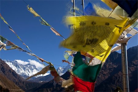 La vallée de Khumbu au Népal, région de l'Everest. Drapeau de prière bouddhiste orne le sentier et le cadre Mont Everest en arrière-plan Photographie de stock - Rights-Managed, Code: 862-03731940