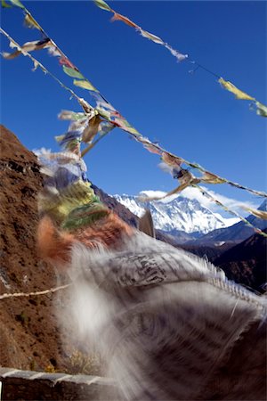 La vallée de Khumbu au Népal, région de l'Everest. Drapeau de prière bouddhiste orne le sentier et le cadre Mont Everest en arrière-plan Photographie de stock - Rights-Managed, Code: 862-03731941