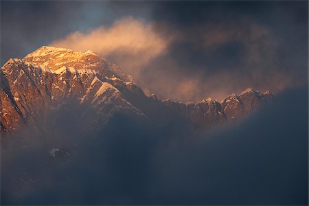 La vallée de Khumbu au Népal, région de l'Everest. Mont Everest au coucher du soleil. Photographie de stock - Rights-Managed, Code: 862-03731957