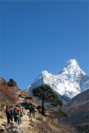 simsearch:400-04942792,k - Nepal, Everest Region, Khumbu Valley. With Ana Dablan in the background a group of trekkers on the Everest Base Camp Track head north. Foto de stock - Con derechos protegidos, Código: 862-03731952