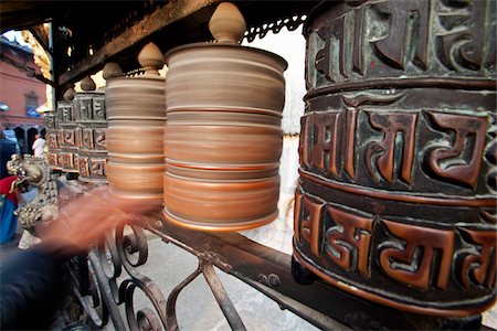 rueda de oración - Nepal, Kathmandu, pilgrims spin prayer wheels at Swayambunath Temple (Monkey Temple) which overlooks the Kathmandu Valley Foto de stock - Con derechos protegidos, Código: 862-03731969