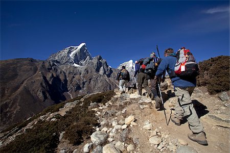Vallée du Khumbu au Népal, région de l'Everest. Un groupe de randonneurs composent leur chemin vers Dughla à travers la vallée Periche. Photographie de stock - Rights-Managed, Code: 862-03731961