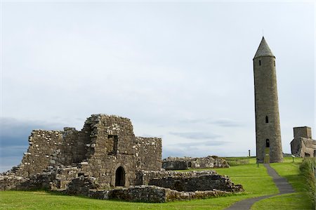 enniskillen - Northern Ireland, Fermanagh, Enniskillen. Tthe monastic settlement and round tower on Devenish Island in Lower Lough Erne. Fotografie stock - Rights-Managed, Codice: 862-03731998