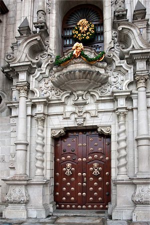 simsearch:862-06541149,k - Peru. The exquisitely decorated Archibishop s Palace on Plaza Mayor. It was built in 1924. Fotografie stock - Rights-Managed, Codice: 862-03732012