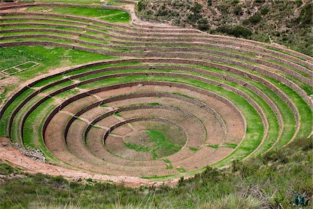 simsearch:862-03360473,k - Peru. The fascinating, deep amphitheatre-like terracing at Moray was built by the Incas around 1400. It is believed to have been used as an experimental agricultural site because each layer of concentric terraces has its own microclimate. Foto de stock - Con derechos protegidos, Código: 862-03732041