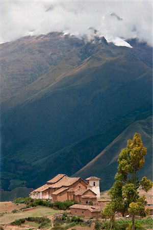 simsearch:862-03732115,k - Peru. Ein Bauernhaus und Nebengebäude von schneebedeckten Bergen in der Nähe von Moras in den Schatten gestellt. Stockbilder - Lizenzpflichtiges, Bildnummer: 862-03732042