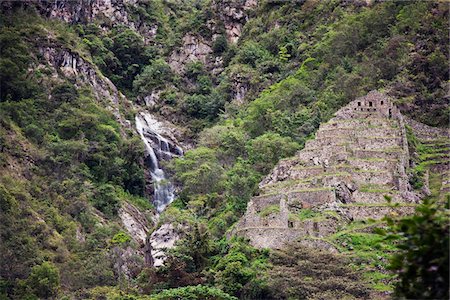 simsearch:862-03732050,k - Peru, The Inca ruins at Choq esuysuy are sited adjacent to a stream that tumbles down steep mountains from Phuyupatamarka. Foto de stock - Con derechos protegidos, Código: 862-03732059