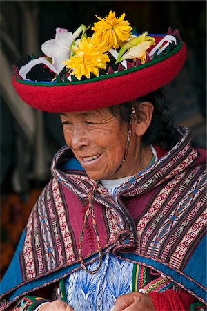 péruvien (relatif à) - Au Pérou, une vieille femme indienne traditionnelle costume avec son chapeau rond, en forme de soucoupe, décoré avec des fleurs fraîches. Photographie de stock - Rights-Managed, Code: 862-03732053