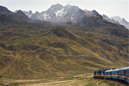 Pérou, décor en haute montagne andine dans le confort de l'Andean Explorer express train qui circule entre Cuzco et Puno. Photographie de stock - Rights-Managed, Code: 862-03732094