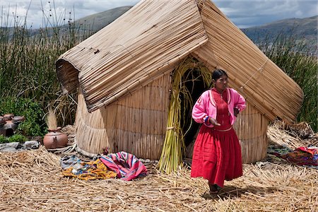 Au Pérou, une fille de Uros en dehors de sa maison sur l'un de l'uniques des îles flottantes du lac Titicaca reed. Photographie de stock - Rights-Managed, Code: 862-03732104