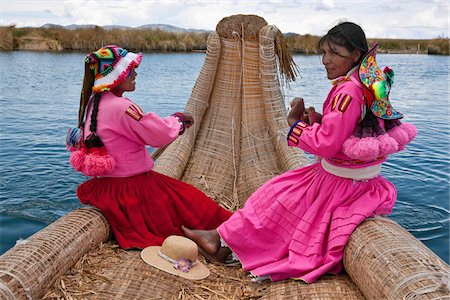 puno - Au Pérou, deux filles de Uros ramer un bateau reed à l'un de l'uniques des îles flottantes du lac Titicaca. Photographie de stock - Rights-Managed, Code: 862-03732106