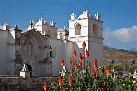 simsearch:862-03732081,k - Peru, An attractive C18th church dominates the main square of Yanque, a small rural village in the Colca Canyon. Foto de stock - Con derechos protegidos, Código: 862-03732119