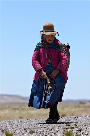 Au Pérou, une vieille bergère dans l'altiplano sombre des hautes Andes entre Arequipa et le Canyon de Colca. Photographie de stock - Rights-Managed, Code: 862-03732112