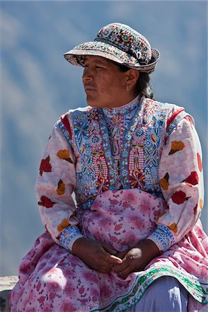 Pérou, Cabana A femmes en costume traditionnel près du Canyon de Colca. Photographie de stock - Rights-Managed, Code: 862-03732122