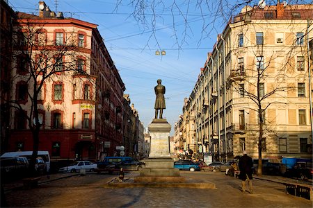 poète (homme et femme) - Russie, Saint-Pétersbourg ; Une sculpture du poète russe Alexandre Pouchkine, debout dans la rue Pushkinskaya juste à côté de Nevsky Prospekt Photographie de stock - Rights-Managed, Code: 862-03732191