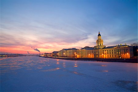 Russie, Saint-Pétersbourg ; La dernière lumière au-dessus de la rivière Neva en partie gelés avec le cabinet de curiosités éminent au premier plan Photographie de stock - Rights-Managed, Code: 862-03732211