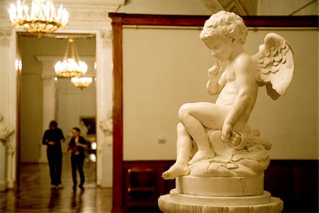 saint-pétersbourg - Russie, Saint-Pétersbourg ; Une sculpture placide d'un marbre « putto » à l'intérieur du Musée de l'Ermitage. Photographie de stock - Rights-Managed, Code: 862-03732228