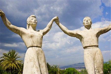 A sculpture of people performing the Sardana, the traditional Catalan dance in Montjuic, Barcelona, Spain Foto de stock - Con derechos protegidos, Código: 862-03732315