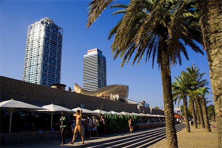 simsearch:862-03737147,k - Vue sur la plage de la Barceloneta et Ars Hotel à Port Olimpic, Barcelone, Espagne Photographie de stock - Rights-Managed, Code: 862-03732329