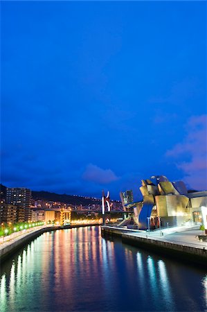 simsearch:700-01879716,k - Spain, Basque Country, Bilbao, The Guggenheim, designed by Canadian-American architect Frank Gehry, on the Nervion River Foto de stock - Con derechos protegidos, Código: 862-03732395