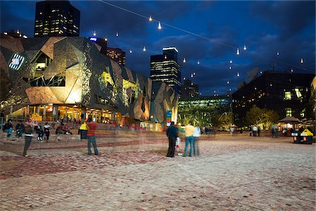 simsearch:841-03058017,k - Australia, Victoria, Melbourne.  Federation Square by night. Foto de stock - Con derechos protegidos, Código: 862-03807246