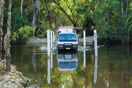 simsearch:862-03736335,k - Australia, Northern Territory, Kakadu National Park.  A four wheel drive vehicle crosses Jim Jim Creek. Foto de stock - Con derechos protegidos, Código: 862-03807262