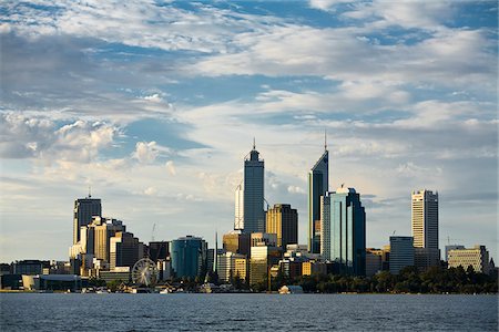 simsearch:862-06824914,k - Australie, Western Australia, Perth. Voir toute la Swan River à l'horizon de la ville au crépuscule. Photographie de stock - Rights-Managed, Code: 862-03807293