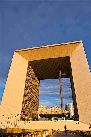 défensif - Le Grande Arche à La défense, le principal quartier d'affaires à Paris, France Photographie de stock - Rights-Managed, Code: 862-03807422