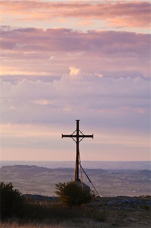 Dourgne Tarn, France. Croix marquant l'emplacement d'origine de la Chapelle de St Ferréol, sur la colline au-dessus de Dourgne, France. Photographie de stock - Rights-Managed, Code: 862-03807442