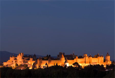 simsearch:862-07689996,k - France, Languedoc-Rousillon, Carcassonne. Les fortifications de Carcassonne au crépuscule. Photographie de stock - Rights-Managed, Code: 862-03807452