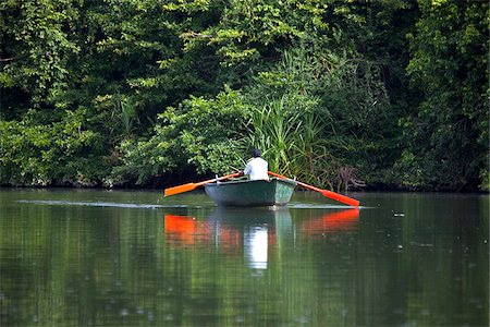 simsearch:862-03807550,k - Indien, Ranganathittu-Vogelschutzgebiet. Ein Mann Zeilen über den See mit bunt bemalten Rudern. Stockbilder - Lizenzpflichtiges, Bildnummer: 862-03807527