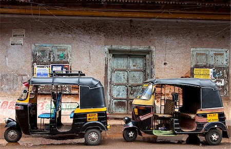 India, Cochin. Tuk tuks parked against an old wall in Cochin. Fotografie stock - Rights-Managed, Codice: 862-03807539