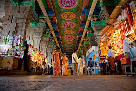 India, Madurai. Market stalls selling Pooja (offerings) at the Meenakshi Sundereshwara Temple. Foto de stock - Con derechos protegidos, Código: 862-03807546