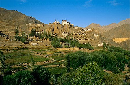 simsearch:862-03712095,k - India, Jammu & Kashmir; Ladakh, Lamayuru. One of Ladakh's most celebrated monasteries, Lamayuru Gompa, or Monastery, looms over the surrounding village fields yet stands hemmed in by barren mountains. Foto de stock - Con derechos protegidos, Código: 862-03807606