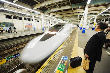 simsearch:841-07206594,k - Asie, Japon, train à grande vitesse Shinkansen, homme d'affaires en attente pour le train Photographie de stock - Rights-Managed, Code: 862-03807638