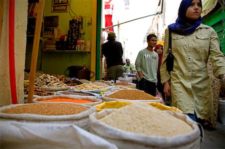 Tripoli, Libyen; Ein muslimisches Mädchen neben verschiedenen Geschäften an der ""Souk"" der alten Medina übergeben Stockbilder - Lizenzpflichtiges, Bildnummer: 862-03807845