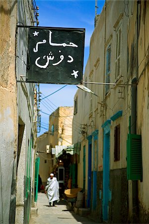 Tripoli, Libya; An elderly Muslim man dressed in white walking to one of the 'hammam' (Turkish bath) in the old Medina Foto de stock - Con derechos protegidos, Código: 862-03807846