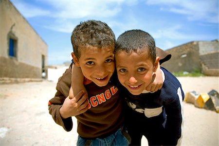 Tripoli, Libya; Two Libyan children posing for the camera at one of the old quarters of the Old Medina Foto de stock - Con derechos protegidos, Código: 862-03807847