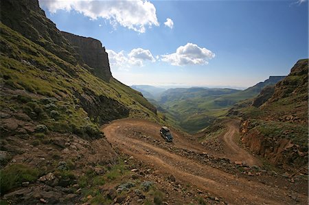 Lesotho, Sani Pass. La frontière avec l'Afrique du Sud dans les montagnes du Drakensberg. Un 4 x 4 il fait lentement descendre la pente raide. Photographie de stock - Rights-Managed, Code: 862-03807842