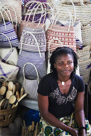 Woman vendor selling woven bags at market, Inhambane, Mozambique Foto de stock - Con derechos protegidos, Código: 862-03807933