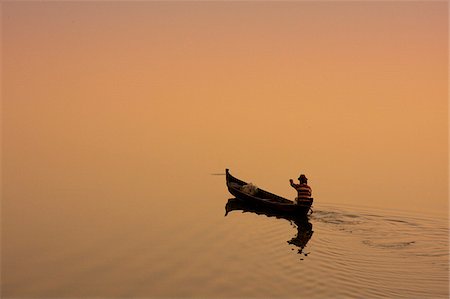 simsearch:862-03365100,k - Myanmar, Burma, Amarapura. A fisherman paddling across Taungthaman Lake at sunrise, Amarapura. Fotografie stock - Rights-Managed, Codice: 862-03807948