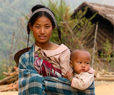 Myanmar, Burma, Naga Hills.  A young mother, with traditional cane basket slung from her head, and her child in Leshi village. Fotografie stock - Rights-Managed, Codice: 862-03807956