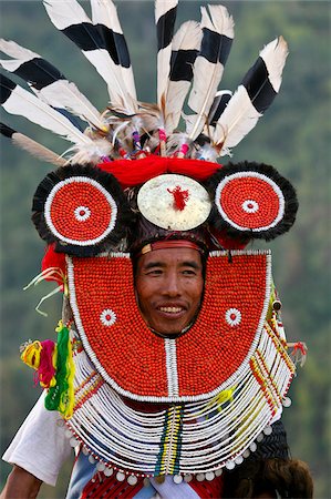 Myanmar, Birmanie, Naga Hills. Un Tangkhul Naga dans sa parure cérémonie célébrant le Festival du nouvel an Naga (Kane Bi) dans le village du Gall. Photographie de stock - Rights-Managed, Code: 862-03807959