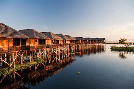 Myanmar, le lac Inle. Golden Island Cottages, un refuge pour les touristes, la population de Pa-O, une collection de confortables cabanes en bois sur pilotis, le lac Inle. Photographie de stock - Rights-Managed, Code: 862-03807994