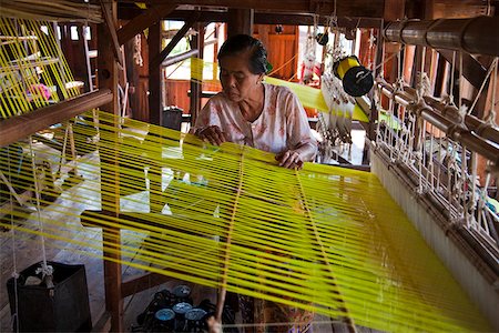 simsearch:862-05996938,k - Myanmar, Burma, Inle Lake.  Checking the threads on a traditional loom in a weaving factory, Inle Lake, Myanmar Foto de stock - Con derechos protegidos, Código: 862-03807992