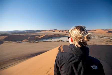 simsearch:862-03365377,k - Namibie, Sossusvlei. Un touriste randonnées vers le haut de l'un des célèbres dunes de Sossusvlei. Photographie de stock - Rights-Managed, Code: 862-03808007