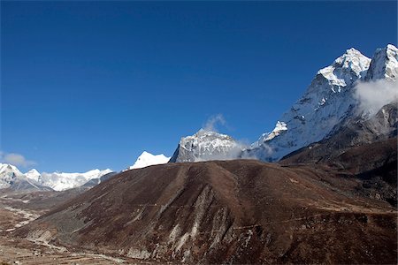 Nepal, Everest Region, Khumbu Valley. Looking past the dramatic ridge of Ama Dablam towards Island Peak and the south face of Lhotse. Foto de stock - Con derechos protegidos, Código: 862-03808017