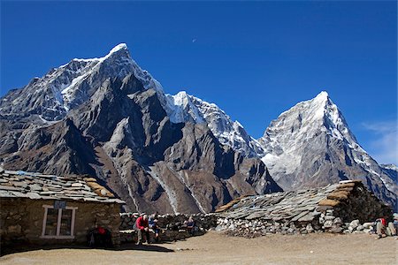 Nepal, Everest-Region Khumbu-Tal. Wanderer auf dem Everest Base Camp Trail ruhen in einem Teehaus, umgeben von majestätischen Gipfeln im Tal Periche Stockbilder - Lizenzpflichtiges, Bildnummer: 862-03808027