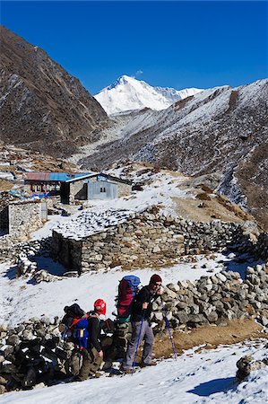 simsearch:862-06541584,k - Asia, Nepal, Himalayas, Sagarmatha National Park, Solu Khumbu Everest Region, Unesco World Heritage, Machherma, hikers on snow covered trail with Cho Oyu behind Foto de stock - Con derechos protegidos, Código: 862-03808079