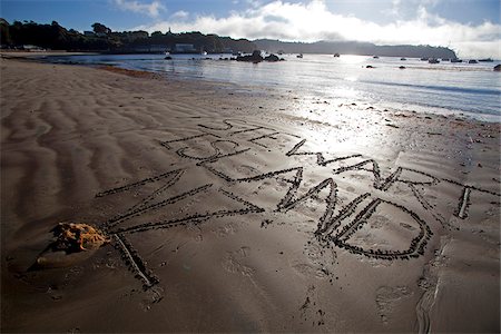 simsearch:614-03455017,k - New Zealand, South Island, Stewart Island.   'I Love Stewart Island NZ' written large in the sand on one of the Islands pristine beaches Foto de stock - Con derechos protegidos, Código: 862-03808118